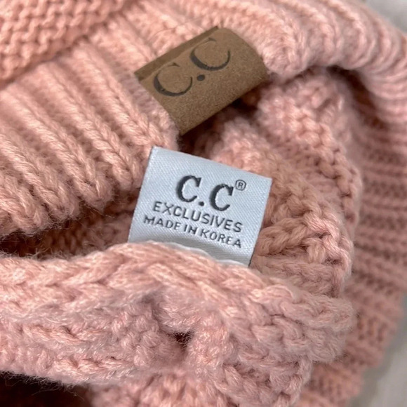 C.C EXCLUSIVES NWOT Women’s Peach Toque  Ponytail Hole Winter Hat - Picture 5 of 8